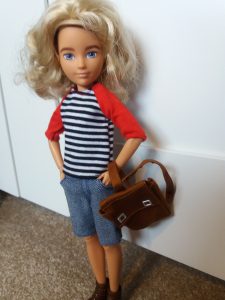 Creatable World deluxe pack DC-414 doll with bag